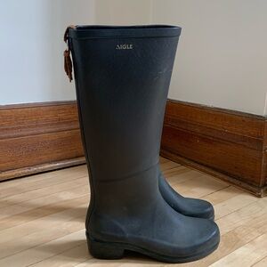 Aigle navy blue rain boots. Used, good condition.
